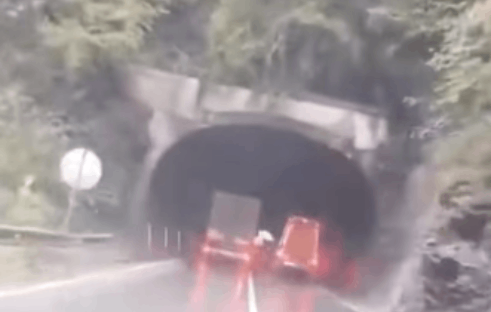 DIVLJAČKA VOŽNJA U SIĆEVAČKOJ KLISURI: Vozač preticao preko PUNE LINIJE na samom ulasku u TUNEL (VIDEO)